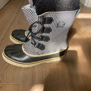 Sorel boots. Size 8. Great preowned condition.